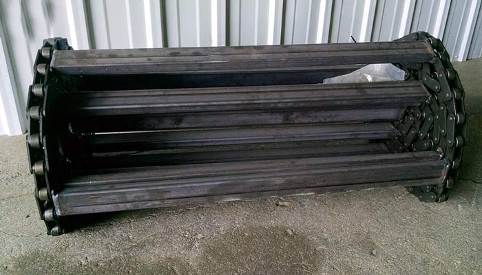 Conveyors, discharges, magnets for feed wagons vertical